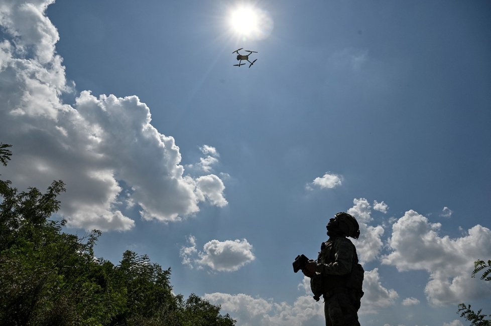 Ukrajinský pilot dronu u fronty v Záporožské oblasti (4. 8. 2023).