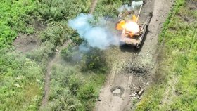 Bombardování ruského tanku z dronu, severozápadně od Bachmutu.