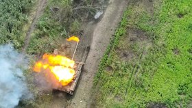 Bombardování ruského tanku z dronu severozápadně od Bachmutu