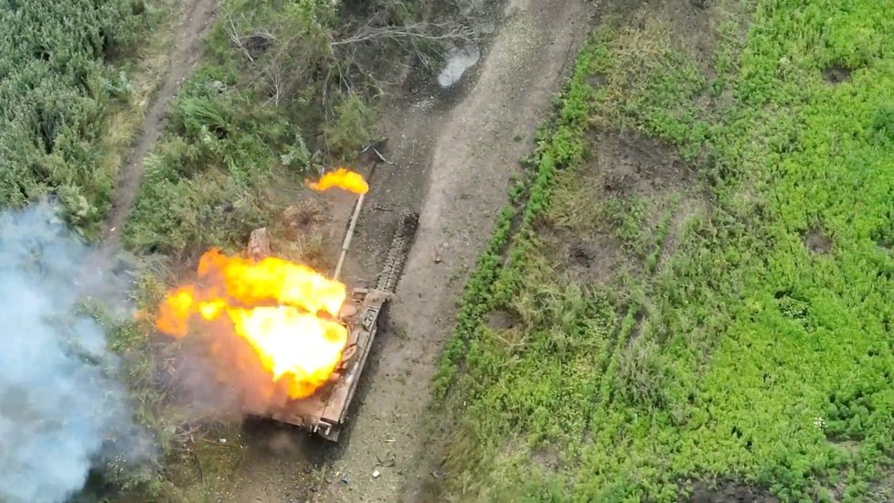 Bombardování ruského tanku z dronu, severozápadně od Bachmutu