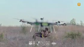 První vzdušná evakuace z fronty dronem (říjen 2026)