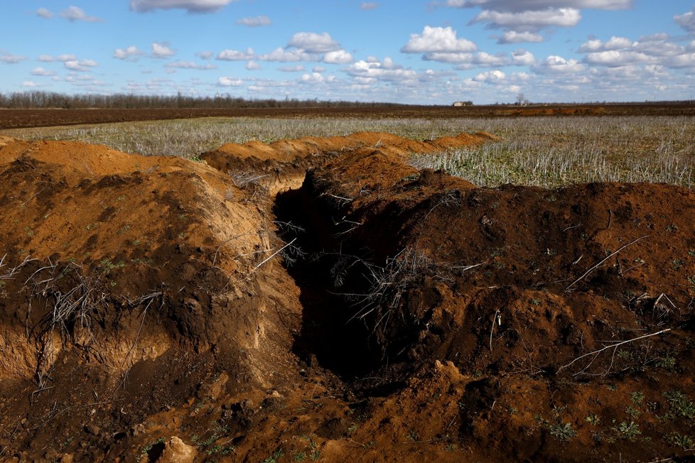 Ukrajinští farmáři musí zasít úrodu do minových polí (8. 3. 2023).