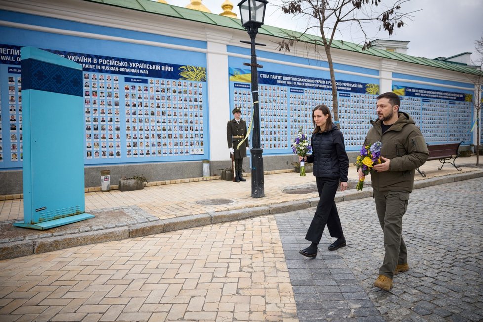 Sanna Marinová a Volodymyr Zelenskyj u zdi padlých hrdinů v Kyjevě (10. 3. 2023).