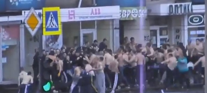 Poklidná neděle v Charkově se změnila v peklo. V ulicích se řezali stoupenci domácího Metalistu s ultras z Kyjeva