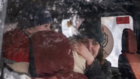 Dobrovolníci pomáhají s evakuací obyvatel poblíž fronty v Donbasu (12. 2. 2023).