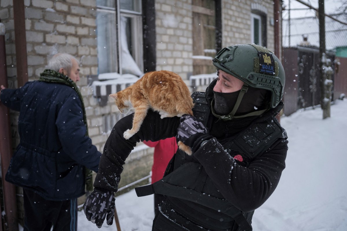 Dobrovolníci pomáhají s evakuací obyvatel poblíž fronty v Donbasu (12. 2. 2023)