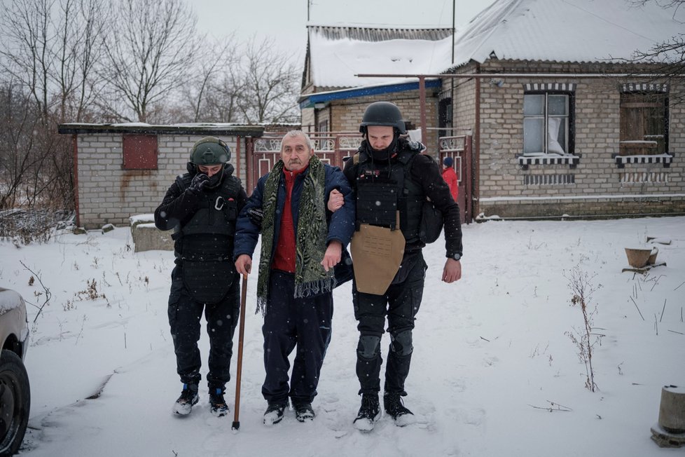 Dobrovolníci pomáhají s evakuací obyvatel poblíž fronty v Donbasu (12. 2. 2023)