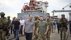 Volodymyr Zelensky v přístavu Oděsa. Přišel přivítat velvyslance skupiny G7. (29. 7. 2022)