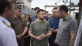 Volodymyr Zelensky v přístavu Oděsa. Přišel přivítat velvyslance skupiny G7. (29. 7. 2022)