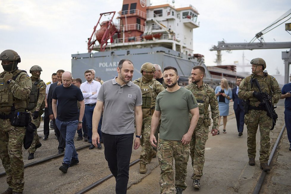 Volodymyr Zelenskyj v přístavu Oděsa. Přišel přivítat velvyslance skupiny G7 (29. 7. 2022).