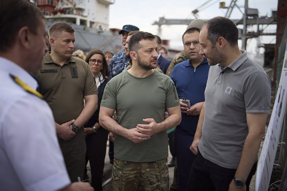 Volodymyr Zelenskyj v přístavu Oděsa. Přišel přivítat velvyslance skupiny G7 (29. 7. 2022).