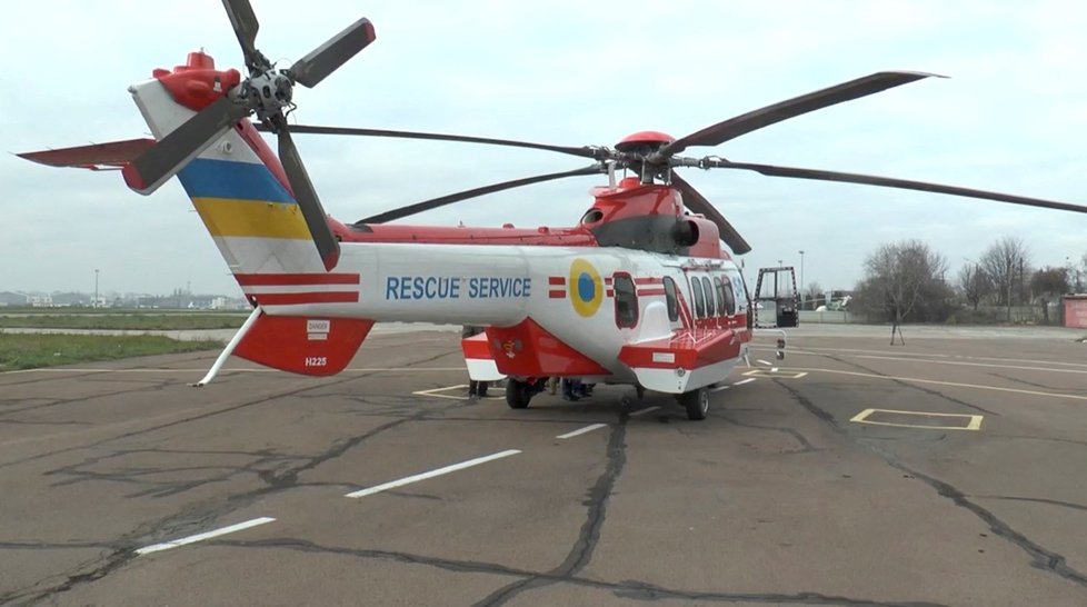 Tento záchranářský vrtulník se zřítil s ministrem a kolegy v Brovarech.