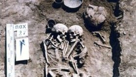 Archeologové učinili unikátní nález, odkryli hrob, kde spočívá muž a žena v láskyplném objetí.