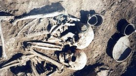 Archeologové učinili unikátní nález, odkryli hrob, kde spočívá muž a žena v láskyplném objetí.
