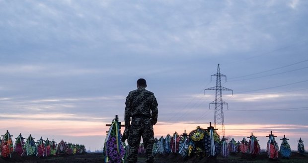 Hroby neznámých padlých vojáků na Ukrajině.