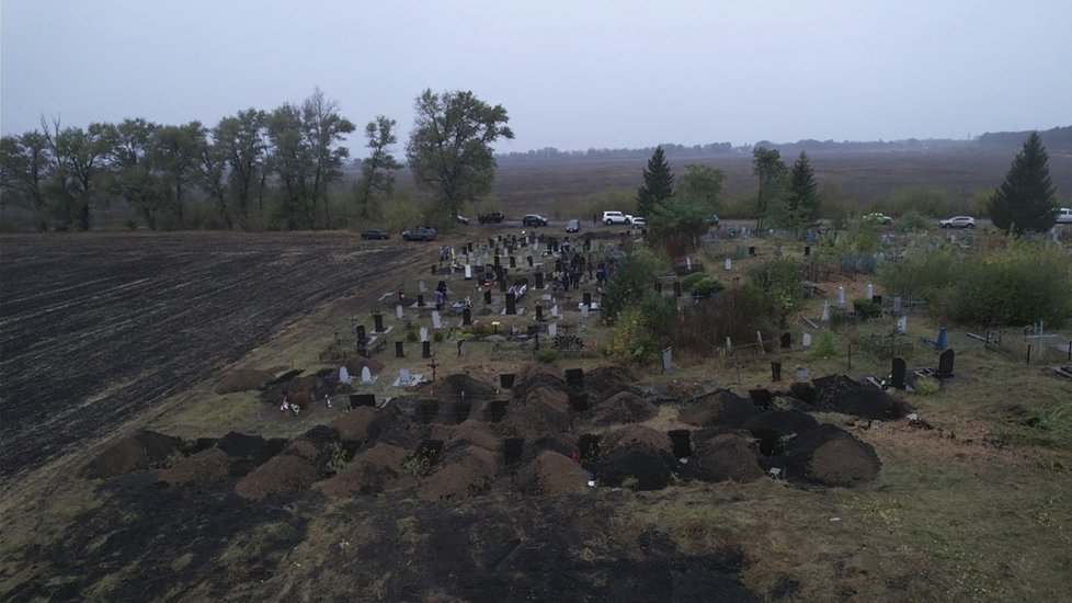 Hroby obětí ruského útoku na obec Hroza v Charkovské oblasti (7.10.2023)