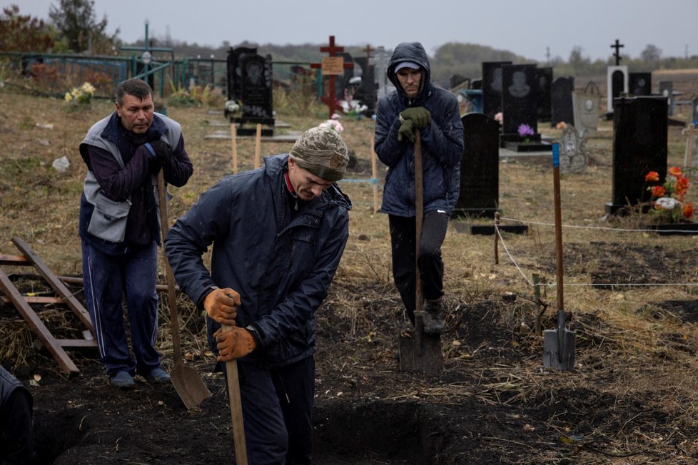 Hroby obětí ruského útoku na obec Hroza v Charkovské oblasti (7.10.2023)