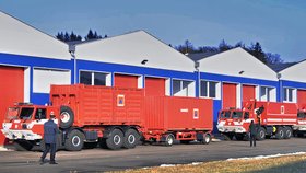 Čtyři kamiony, přívěs, sanitka a doprovodná vozidla se 40 tunami humanitární pomoci České republiky pro Ukrajinu vyjely 16. února z Národní základny humanitární pomoci ve Zbirohu na Rokycansku.