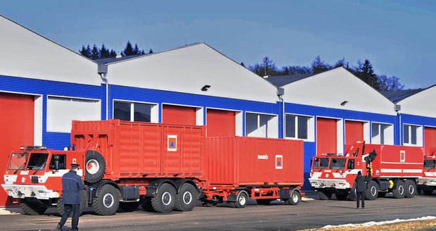 Čtyři kamiony, přívěs, sanitka a doprovodná vozidla se 40 tunami humanitární pomoci České republiky pro Ukrajinu vyjely 16. února z Národní základny humanitární pomoci ve Zbirohu na Rokycansku.