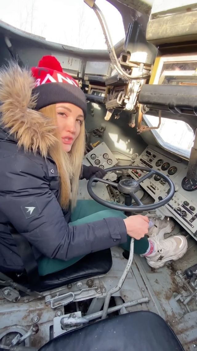Influencerka Nastja Tymanová na intragramu instruuje, jak rozjet opuštěný ruský tank.