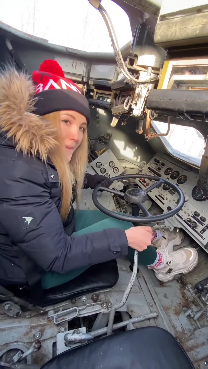 Influencerka Nastja Tymanová na intragramu instruuje, jak rozjet opuštěný ruský tank.