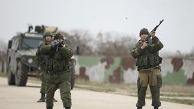 Varovné výstřely u krymského Sevastopolu: Dvojice vojáků střílí u letiště Belbek. Zase domobrana?