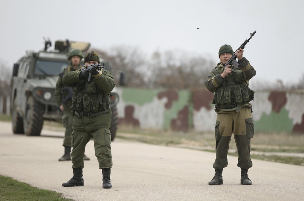 Varovné výstřely u krymského Sevastopolu: Dvojice vojáků střílí u letiště Belbek