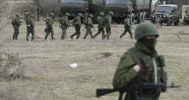 Ruský voják začal střílet při cvičení na kolegy. Tři zabil kalašnikovem a uprchl