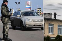 Krym: Rabování! Dav vyháněl z bytů ukrajinské pohraničníky a hrozil jim zastřelením