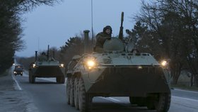 Ruské obrněné transportéry na Krymu