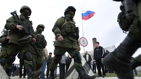 Tohle že nejsou ruští vojáci? Putin a spol. tvrdí: Jde o domobranu