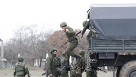 Ukrajinci však tvrdí něco jiného: Rusové dál posilují své vojenské jednotky na Krymu