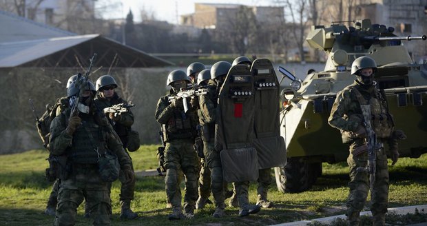 Rusové přesouvají na východní hranice Ukrajiny své jednotky. Také prý neoznačené, jako na Krymu