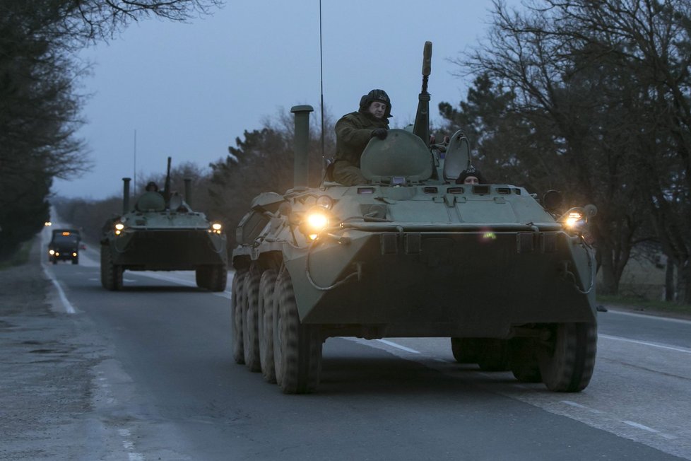 Ruské obrněné transportéry na Krymu