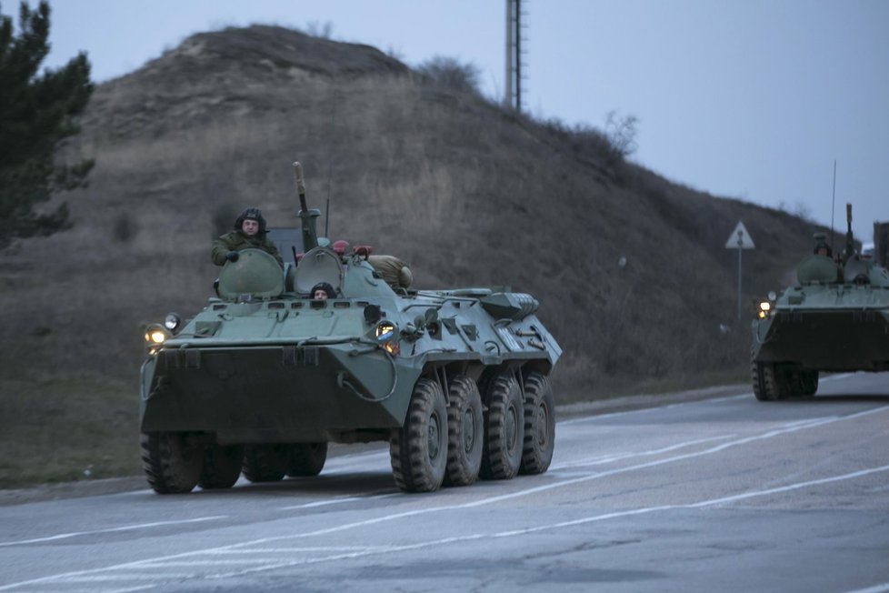 Ruské obrněné transportéry na Krymu