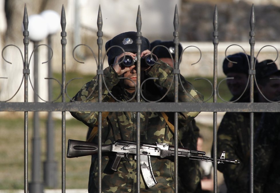 Ukrajinští vojáci netrpělivě pozorují přesuny ruských vojsk na Krymu