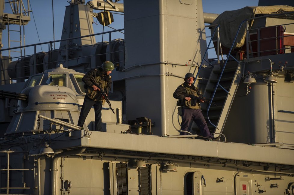 Ukrajinští vojáci na jedné z válečných lodí. Rusové jich mají mnohem více
