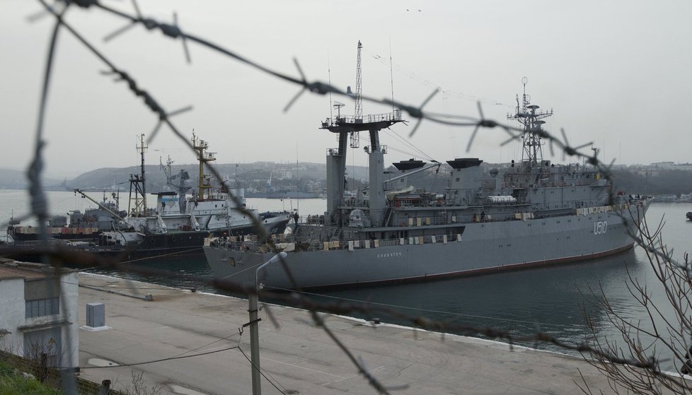 Kotvící ukrajinské lodě Ternopil a Slavutich v Sevastopolu