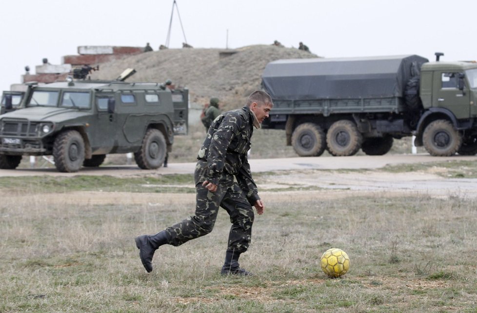 Chvilka klidu v napjaté krymské atmosféře: Ukrajinský voják hraje fotbal
