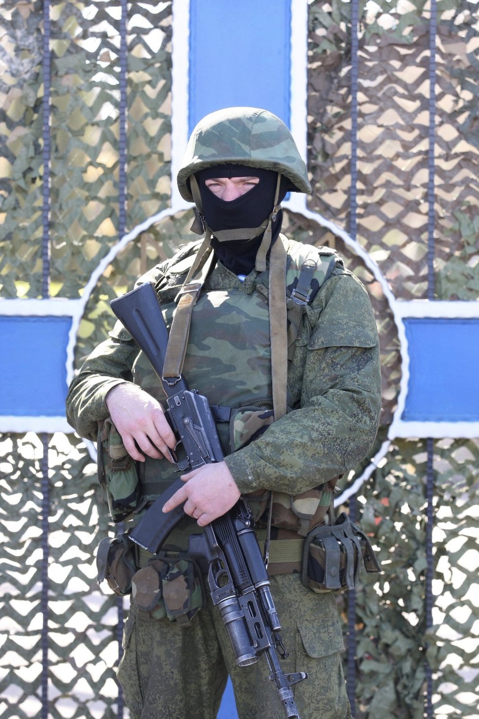 Hlídkující voják, patrně Rus, v ukrajinském Sevastopolu