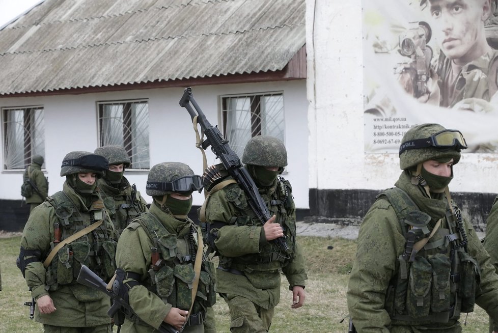 Ruští vojáci kontrolují strategická místa na Krymu, tvrdí Ukrajinci