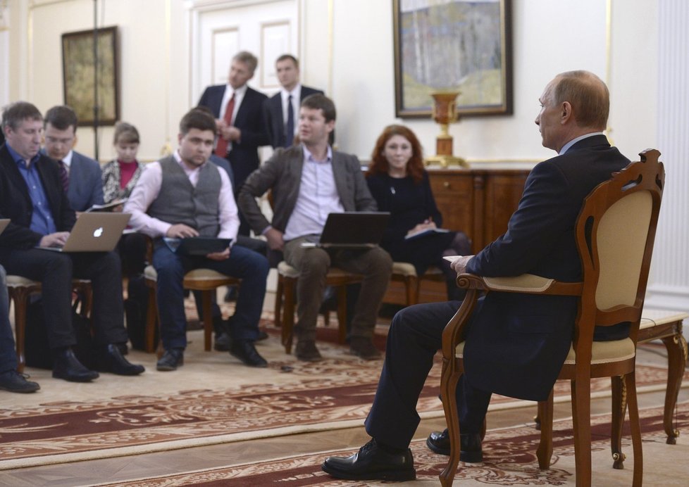 Vladimir Putin přijal novináře ve svém prezidentském sídle. Sdělil jim, že invaze není invazí