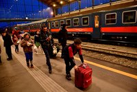 Pomoc pražských radnic pro uprchlíky z Ukrajiny: Rodinám poskytnou ubytování, dětem školy
