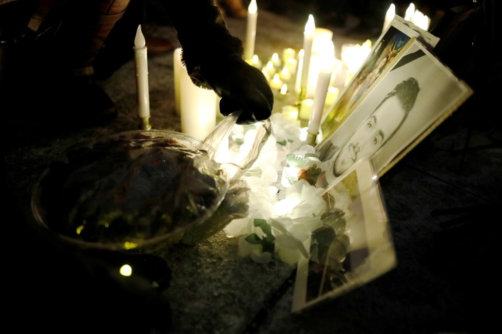 V Kanadě vládne po íránské tragédii smutek. Lidé zapalují svíčky u budovy parlamentu. Na provizorním pietním místě jsou květiny a fotografie obětí katastrofy.