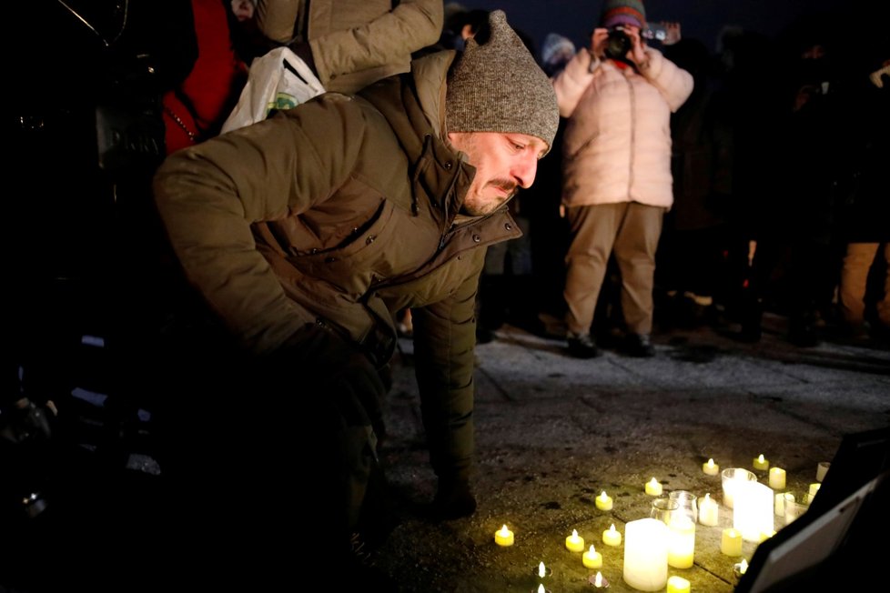 V Kanadě vládne po Íránské tragédii smutek. Lidé zapalují svíčky u budovy parlamentu. Na provizorním pietním místě jsou květiny a fotografie obětí katastrofy.