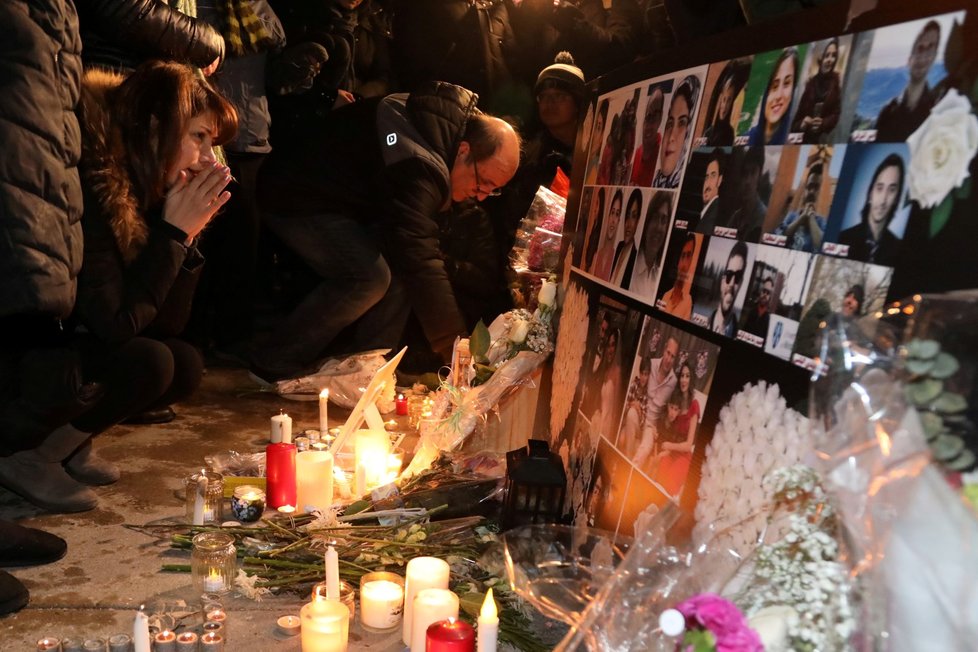V Kanadě vládne po íránské tragédii smutek. Lidé zapalují svíčky u budovy parlamentu. Na provizorním pietním místě jsou květiny a fotografie obětí katastrofy.