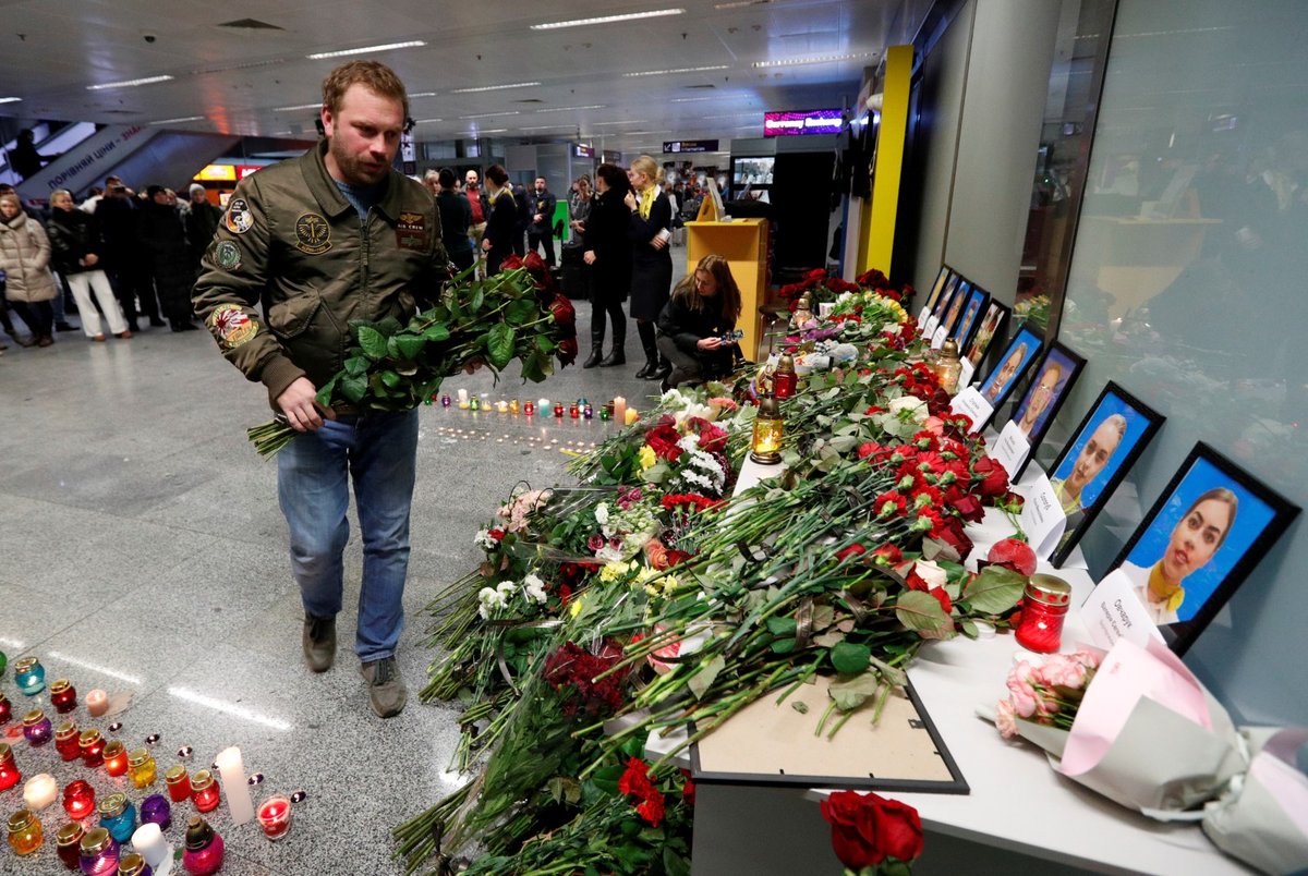 Na mezinárodním letišti v Kyjevě vzniklo provizorní pietní místo, kam lidé nosí květiny a zapalují svíčky.