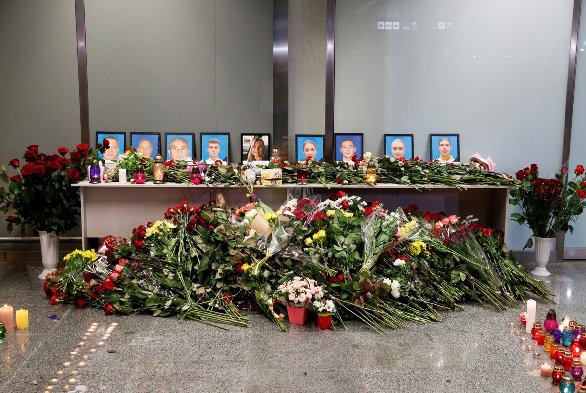 Na mezinárodním letišti v Kyjevě vzniklo provizorní pietní místo, kam lidé nosí květiny a zapalují svíčky.