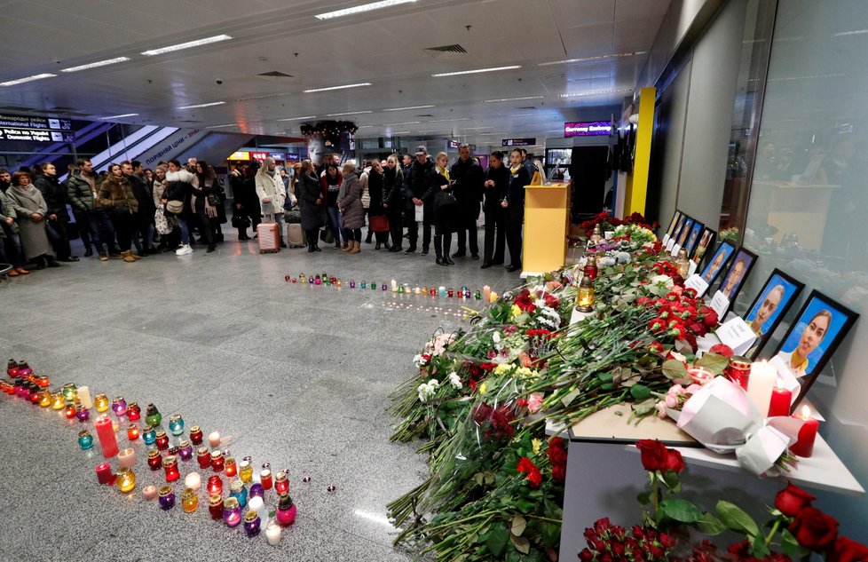 Na mezinárodním letišti v Kyjevě vzniklo provizorní pietní místo, kam lidé nosí květiny a zapalují svíčky.