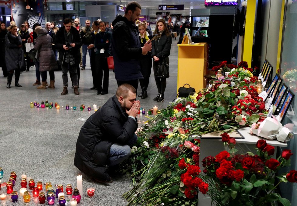Na mezinárodním letišti v Kyjevě vzniklo provizorní pietní místo, kam lidé nosí květiny a kde zapalují svíčky.